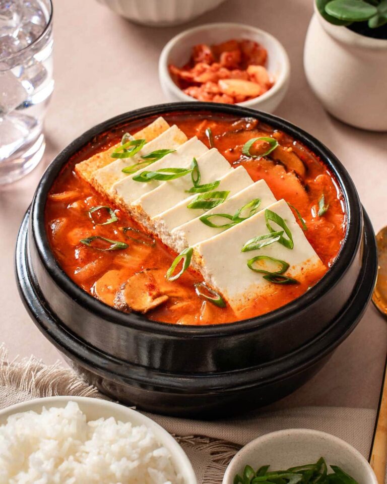 Kimchi Jjigae: Pedasnya Nempel di Ingatan