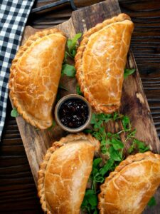 Cornish Pasties: Kuliner Ikonik Inggris yang Gurih